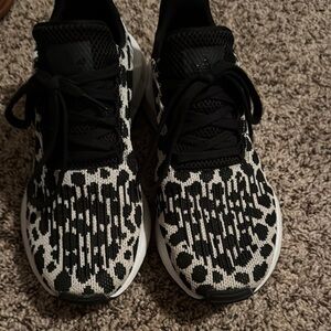Like new Adidas leopard black and White Sneakers